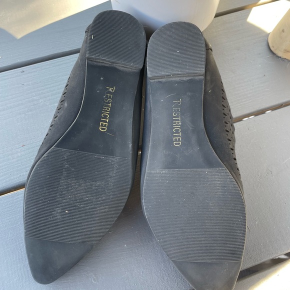 Flat Shoes - Picture 2 of 3